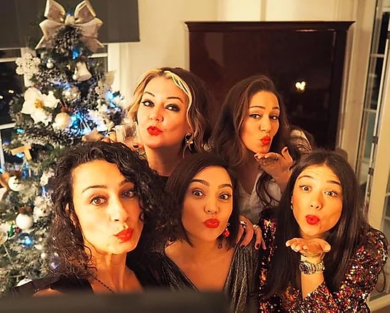 10 новогодних фотографий турецких звезд