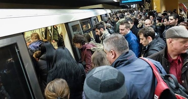 14. Metroda inenleri beklemeden, onların üzerine çıkarak binmeye kalkmak.