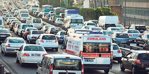 24. Trafikte ambulansın peşine takılıp kalabalıktan kurtulmaya çalışmak.