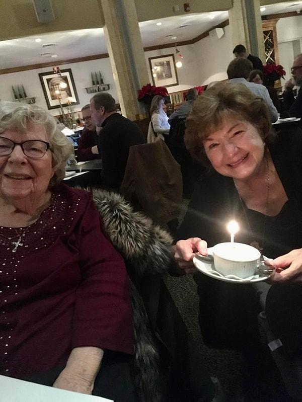14. "Büyükannemin 85. yaş günü için onu dışarı çıkardığım sırada yan masadaki hanımefendinin de 85. yaş gününü kutladığını öğrendik. 1 gün arayla doğmuşlardı, aynı şehirde yaşamışlardı ta ki bu dönüm noktası doğum günü kutlamalarına kadar hiç tanışmamışlardı."