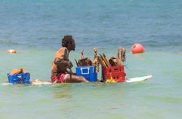 14. Karayipler'in meşhur 'bedava masaj ya da güneş kremi sürme hizmeti'!