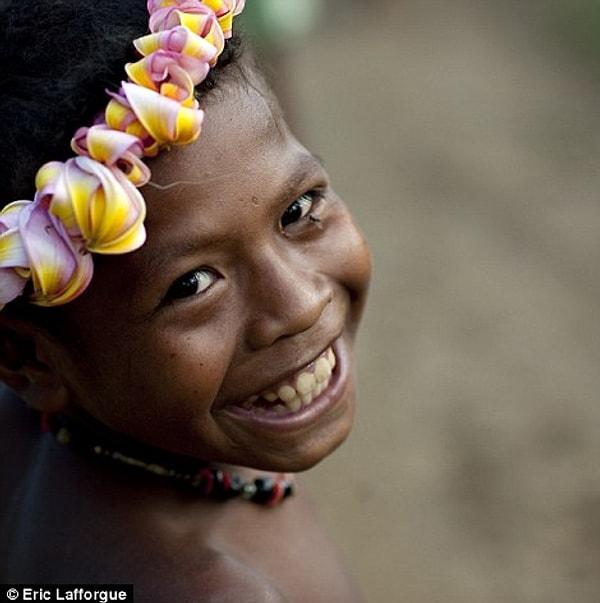 Kabile törelerine göre, genç kızlar başlarında çiçeklerle geziyor, dul kalmış kadınlar ise traşlanmış saçlarından anlaşılıyor.