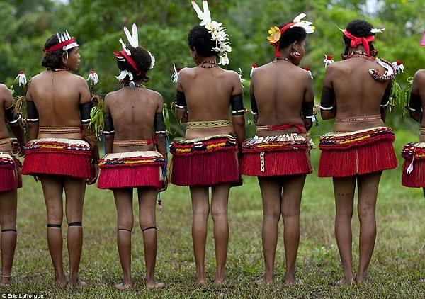 Adadaki çok eşlilik ve cinsel rahatlık HIV virüsü yayılmasında rol oynamış fakat kabileler geleneklerinden vazgeçmek istemiyor.