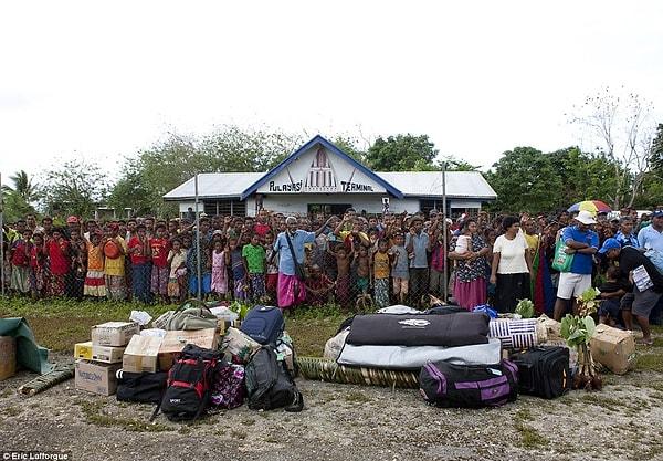 Haftada 1 kez Papua Yeni Gine'nin başkentinden gelen uçak ada sakinlerinin en heyecanla beklediği anlardan biri.