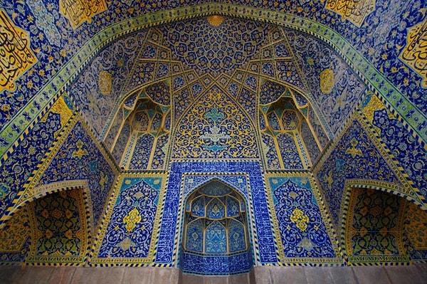 İran'da Şii'lerin İslam'ın bazı konuları ile ilgili yorum farklılıkları bulunmaktadır. Camiilerde ibadet ederler.