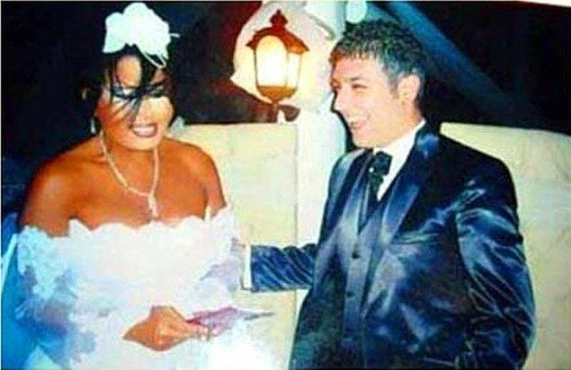"Bu yaz uzun boylu bir beyle evleneceğim" diye açıklama yapan Bülent Ersoy, 2007 yazında Armağan Uzun'la İzmir'de evlendi. Oldukça da mutlu görünüyordu...
