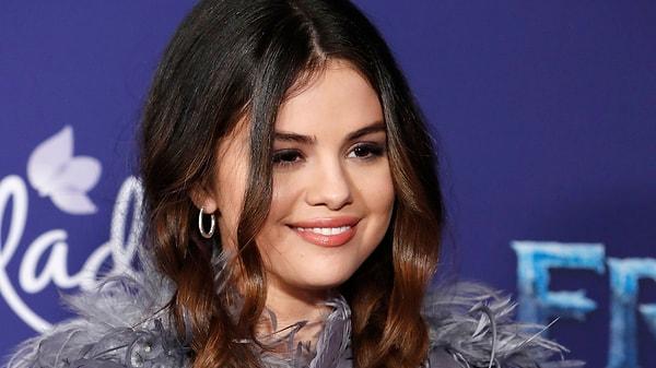 20. Selena Gomez de sosyal medya hesabından Avustralya'da yaşananlar için üzgün olduğunu, etkilenen ve mücadele eden herkes için dua ettiğini belirterek bağış yaptığını duyurdu. Takipçilerini de bağış yapmaya çağırdı.
