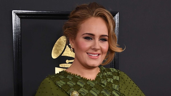 В прошлом году Адель развелась с Саймоном Конекки, с которым они прожили в браке три года.