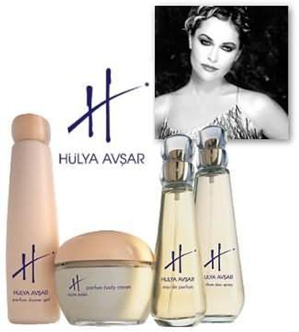 Hülya Avşar önce tişört sonra da parfüm markasıyla piyasaya çıktı. Tenis oynarken kendine uygun tişört bulamayınca kolları sıvamış. Ardından kadın ve erkeklere özel parfüm ve kişisel bakım ürünlerini tanıttı.