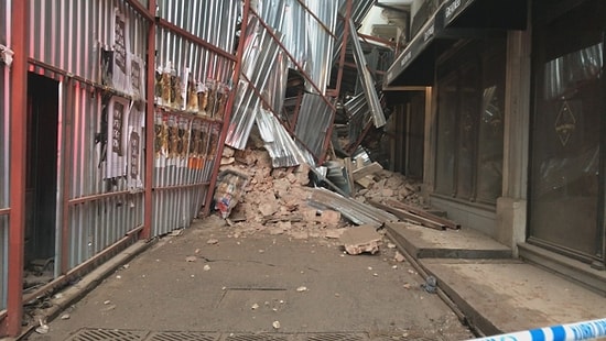 Yanındaki İki Bina Güvenlik Amacıyla Boşaltıldı: Beyoğlu'nda Tadilattaki Binada Çökme