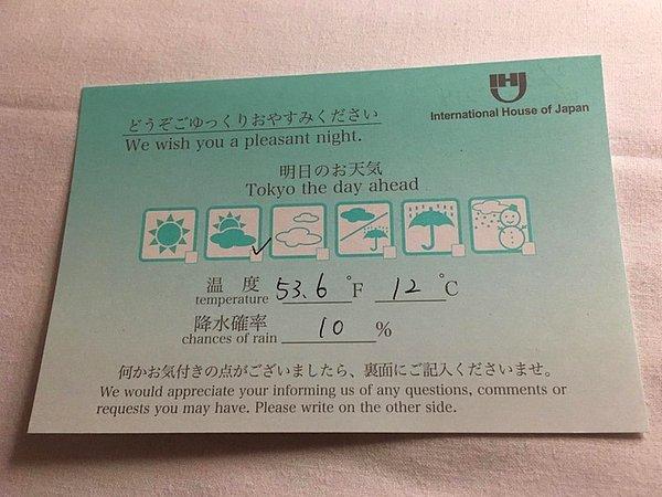 8. "Tokyo'da konakladığım otelde, yatak kenarıma yarınki hava tahmininin olduğu bir kart bırakıldı."