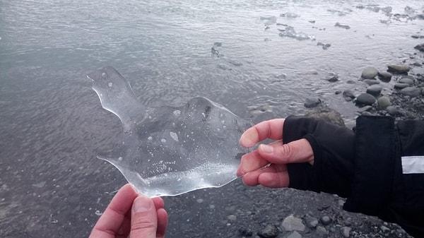 7. İzlanda'da bulunan ve İzlanda'nın şeklini yansıtan buz parçası: