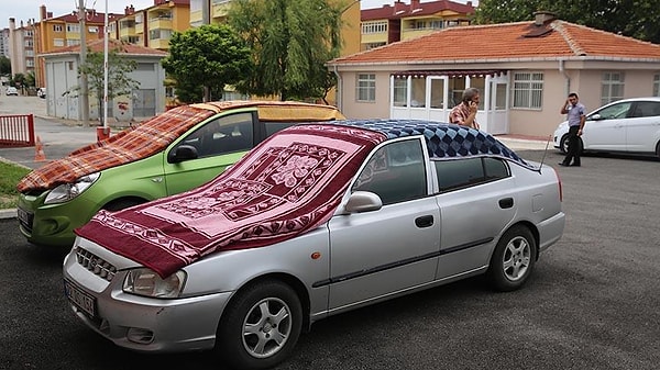 18. Arabanın başına güneş geçmesin diye üzerine bir şeyler örtmek de var tabii...