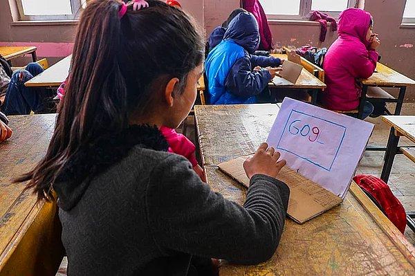 3. Diyarbakır'ın Eğil ilçesindeki Şehit Mehmet Aygün Ortaokulu öğrencileri 'Bilgisayara dokunma' hayallerini kartondan tasarladıkları maketlerle giderdi. Öğrenciler daha önce bilgisayar görmediklerini belirtirken, okulda bilişim sınıfı bulunmadığı aktarıldı.