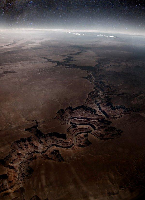 5. Büyük Kanyon'un bu fotoğrafı uzaydan çekilmiş gibi görünecek şekilde düzenlendi.