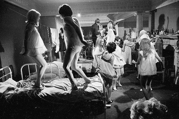 9. Fotoğraf, söylendiği gibi the Beatles grubunun evinde verdiği pijama partisinden değil, 1966 yapımı The Great St Trinian's Train Robbery (Büyük St Trinian'ın Tren Soygunu) filminden bir kare...