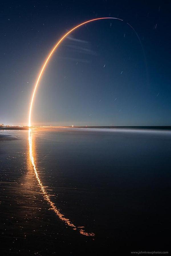 16. SpaceX'in fırlatıldığı sırada çekilmiş bir fotoğraf ve oluşturduğu muazzam yansıma.