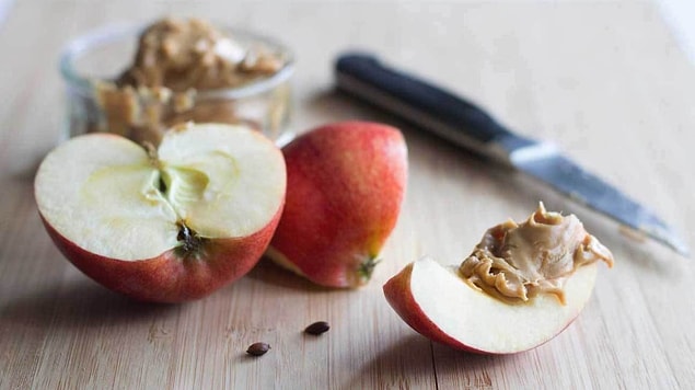3. Elma + Fıstık ezmesi + Chia tohumu