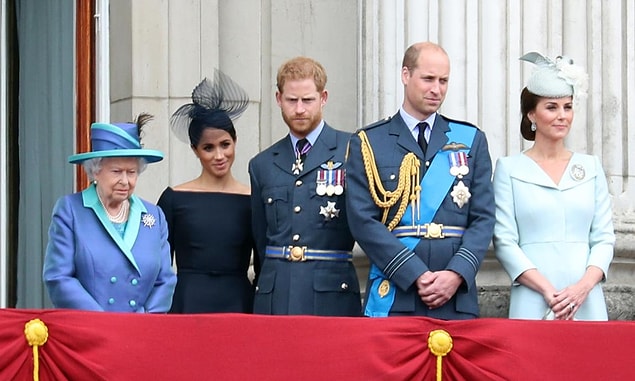 Finansal açıdan bağımsız olmak isteyen Sussex Dükü Prens Harry ve eşi düşes Meghan Markle İngiliz Kraliyet ailesindeki üst düzey görevlerini bırakmaya karar verdiklerini açıklamış, adeta yer yerinden oynamıştı.