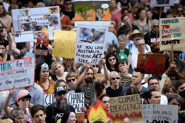 Cuma günü Avustralya çapında düzenlenen iklim değişikliği protestolarına on binlerce kişi katıldı.