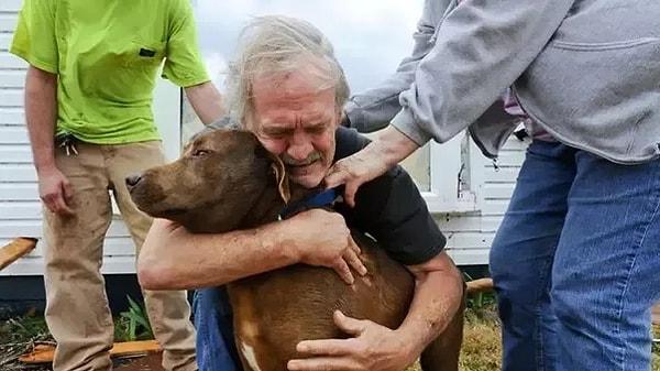 4. Alabama'daki kasırgada  evini kaybeden Greg Cook, köpeği Coco ile kavuşuyor.