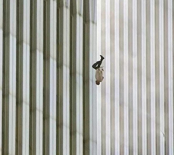 11. 11 Eylül olaylarında Dünya Ticaret Merkezi'nden atlayan bir adam.