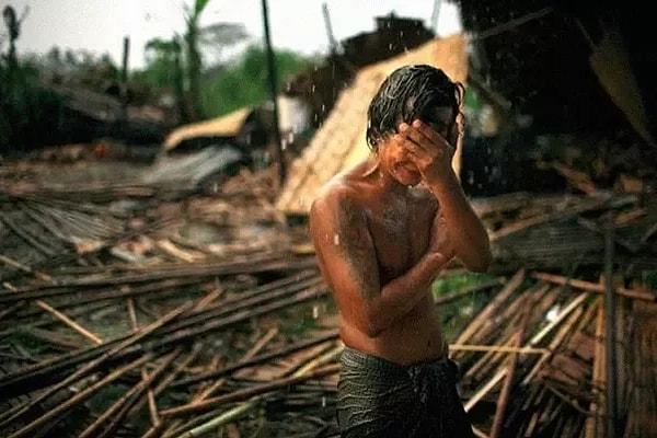 15. 2008'de Myanmar'ı vuran tufanın ardından, 29 yaşındaki Hhaing The Yu, evinin kalıntılarının önünde duruyor.