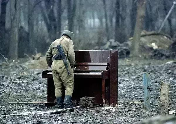 16. Rus askeri Çeçenistan'da bulduğu terk edilmiş bir piyanoyu çalıyor, yıl 1944.