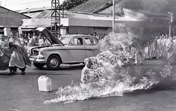 25. Vietnamlı budist, hükumeti protesto amaçlı kendini yakıyor, yıl 1963.