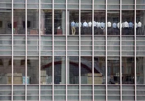 30. 2008 yılında borsanın çökmesi ve finansal krizin başlamasının ardından, Londra'daki Lehman Brothers ofisi.