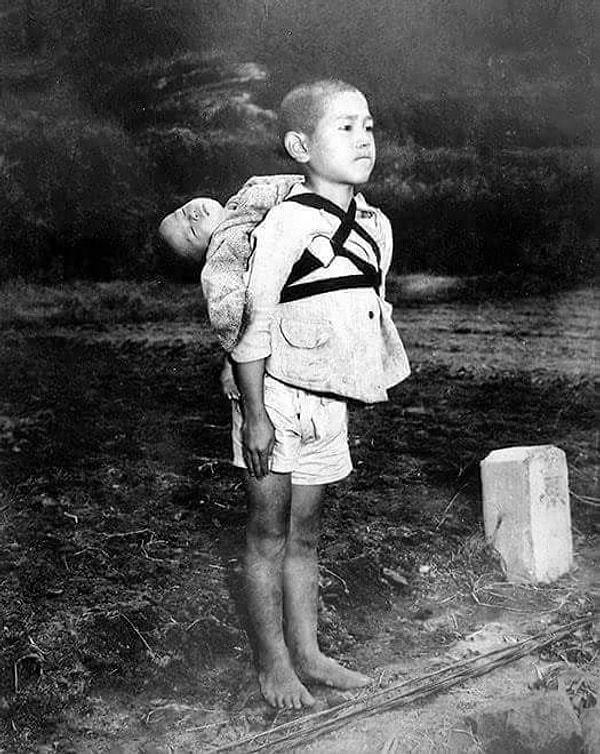 45. 1945'te Nagasaki'ye atom bombası atılmasının ardından, küçük Japon çocuk ölen kardeşini sırtında taşıyarak krematoryuma getiriyor.