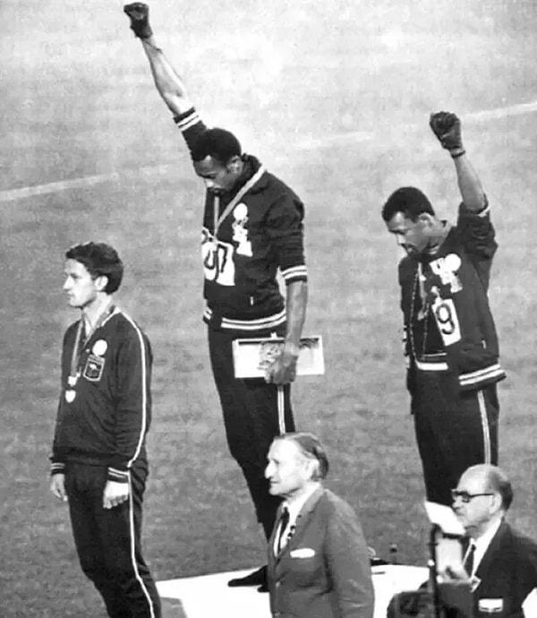 44. 1968 Olimpiyatları'nda Tommie Smith ve John Carlos "Siyahi güç selamı" olarak bilinen işareti yapıyorlar.