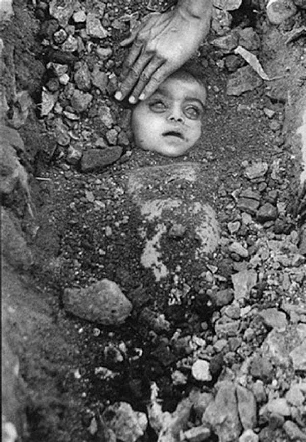 48. Hindistan'da böcek ilacı üretilen fabrikanın zehirli gazı dışarı vermesiyle ölen 18,000 kişiden biri de bu bebekti.