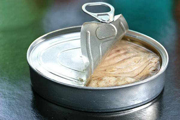 Pişmiş ton balığının 3 onsluk bir porsiyonu yaklaşık 20 gram protein sağlar.