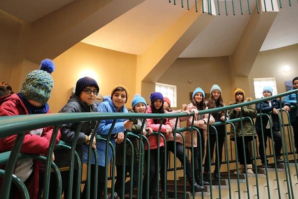Işıl Dilek, el emeği rengarenk bereleri soğuk kış günleri öncesinde Darüşşafaka’ya yeni başlayan 122 öğrenciye ulaştırdı.