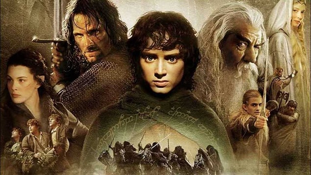 1. 'Yüzüklerin Efendisi'ni bu listenin başına yazmasak herhalde fantastik sevenler tarafından rehin alınırdık. J.R.R. Tolkien bu seri için dil oluşturmuş dil, hatta Game Of Thrones'u da aşıp taşar, o kadar ciddiyiz!