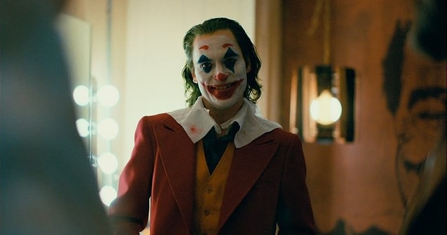1. En yeni olanla başlayalım. Joker filmi 2019'a damga vurdu. Başarısız bir komedyen olan Arthur Fleck'in zamanla nasıl azılı bir suçluya dönüşünü izlemiştik. Joaquin Phonex'in performansı herkesten tam not almıştı.