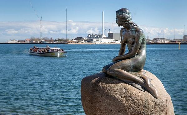 19. Kopenhag'da küçük deniz kızı heykeli