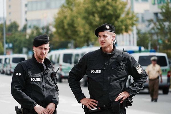 25. Almanya'da polis memurlarına "sen" demek yasaktır ve 600 Euro gibi bir ceza ödemenize neden olabilir.