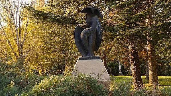 Sanata ve sanatçıya değer verildiği kanıtlandı: 3 yıl önce kaybolan Seğmenler Parkı'ndaki İlhan Koman'a ait heykel yeniden yapılarak parka yerleştirildi mesela...
