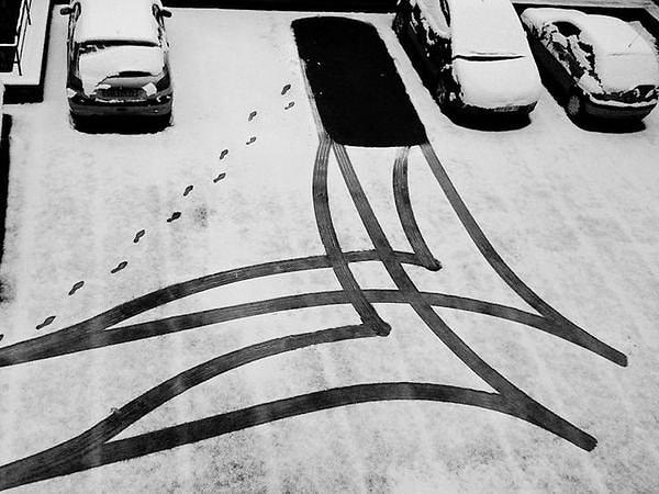 13. "Park yerindeki kar izleri ortaya resmen bir sanat eseri çıkarmış."