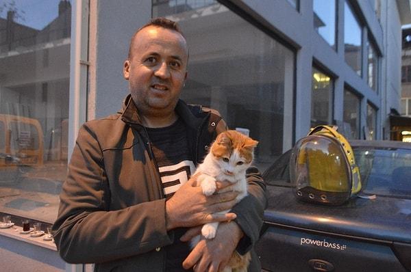 42 yaşındaki Mehmet Demiryılmaz, yılbaşı akşamı işe gitmek için evinin kapısından çıktığında karşılaştığı kediyi sahiplendi. Kedi için sırt çantası da alan Demiryılmaz, işe gittiğinde eve bıraktığı kedisini işten geldiğinde sokakta birlikte gezerek vakit geçiriyor. Kedinin düzenli olarak bakımını yaparak kedi sırt çantası ile birlikte yanından ayırmıyor.