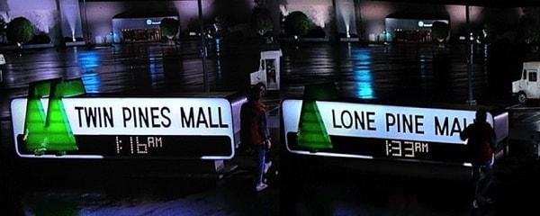 6. Geleceğe Dönüş'te, Marty zamanda geri gittiğinde Twin Pines (İkiz Çam) Mall'a ismini veren çamlarından birini devirir ve gelecekte alışveriş merkezinin adı Lone Pine Mall (Tek Çam) olarak değişir.