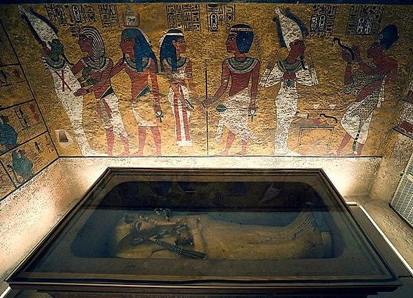 2. Aslında kralın ismi doğuştan Tutankhamun değildi. Doğduğunda Tutankhaten ismi verilmişti. Tutankhaten 'Atenlerin yaşayan hali' anlamına geliyordu. Aten Mısır'ın güneş tanrısıydı.