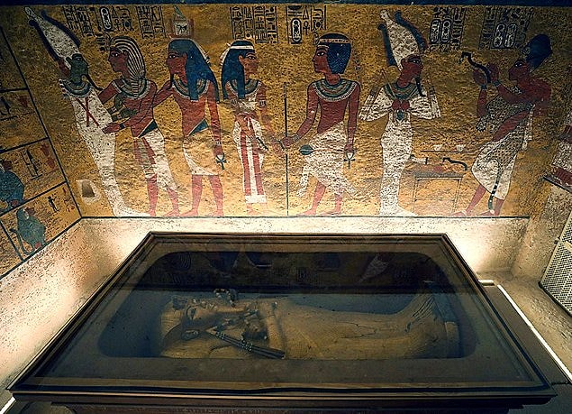 2. Aslında kralın ismi doğuştan Tutankhamun değildi. Doğduğunda Tutankhaten ismi verilmişti. Tutankhaten 'Atenlerin yaşayan hali' anlamına geliyordu. Aten Mısır'ın güneş tanrısıydı.