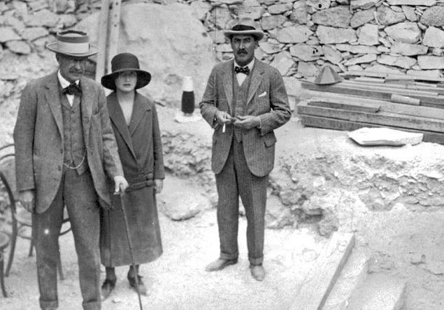 4. Tutankhamun'un mezarını açan ilk kişi olarak bilinen Lord Carnarvon mezarı açtıktan sonra ölmüştü. Birçok insan bunun mezarın lanetinden dolayı olduğuna inansa da aslında sinek ısırığından dolayı enfeksiyon kaptığı için ölmüştü.