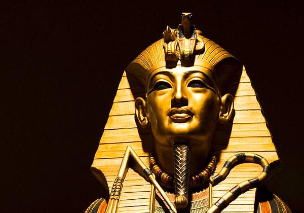 6. Tutankhamun'un ilk zamanlarında baş danışmanlarından biri olan Ay aynı zamanda ünlü Kraliçe Nefertiti'nin de babasıydı.