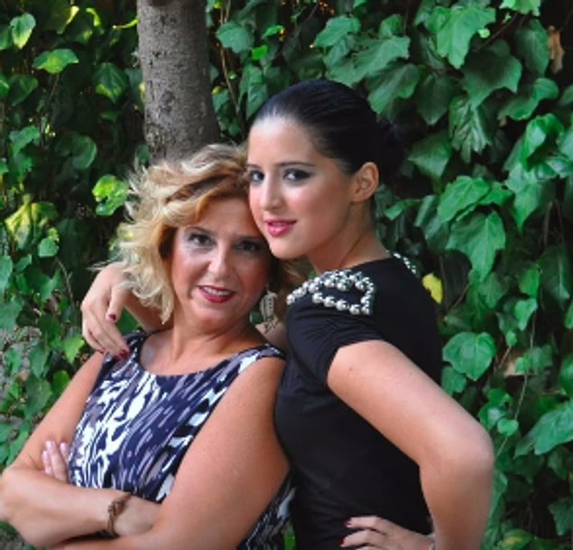 Bu zamanların karanlık dönemleri olduğundan bahseden Ala, annesiyle olan bu fotoğrafı için de, "Kendimi burada çok güzel zannediyordum!" diyor.