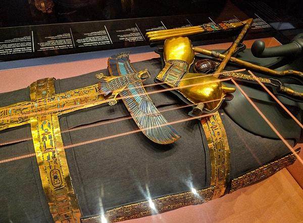 10. Her ne kadar kısa bir ömrü olmuş olsa da Tutankhamun bir hayli zengindi. Mumyalanmış suratında yaklaşık 10 kiloluk bir altın maske vardı.