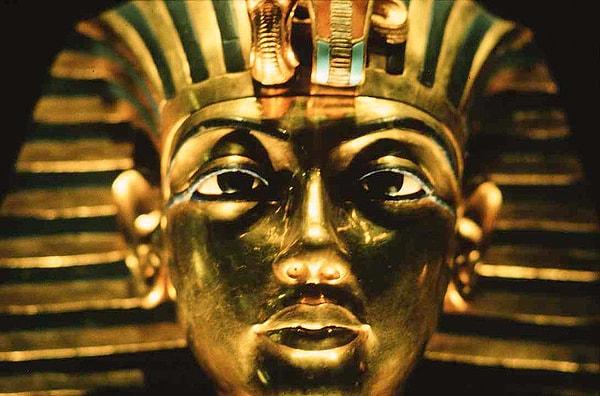 13. Tut'un altın maskesi Mısır'ın en çok bilinen sembollerinden biridir.
